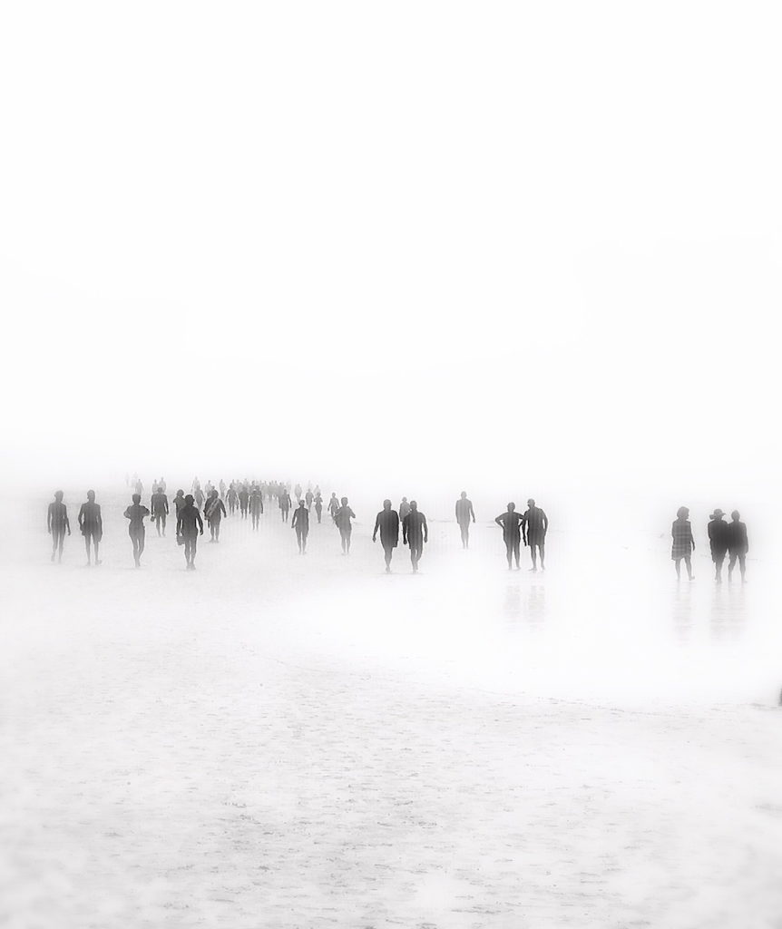 Menschen im Nebel am Strand